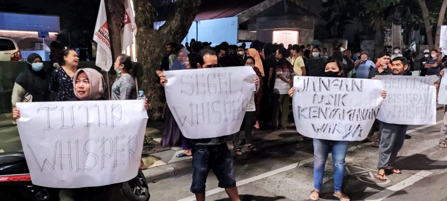 Suara Bising Dan Mangkir 3 Kali Mediasi, Warga Dukuh Pakis Demo Whisper Lounge & Restaurant