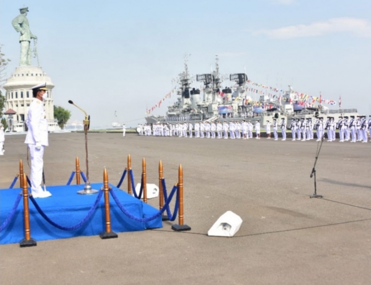 Panglima Koarmada II Pimpin Upacara Peringatan HUT Ke-76 TNI AL di Dermaga Madura