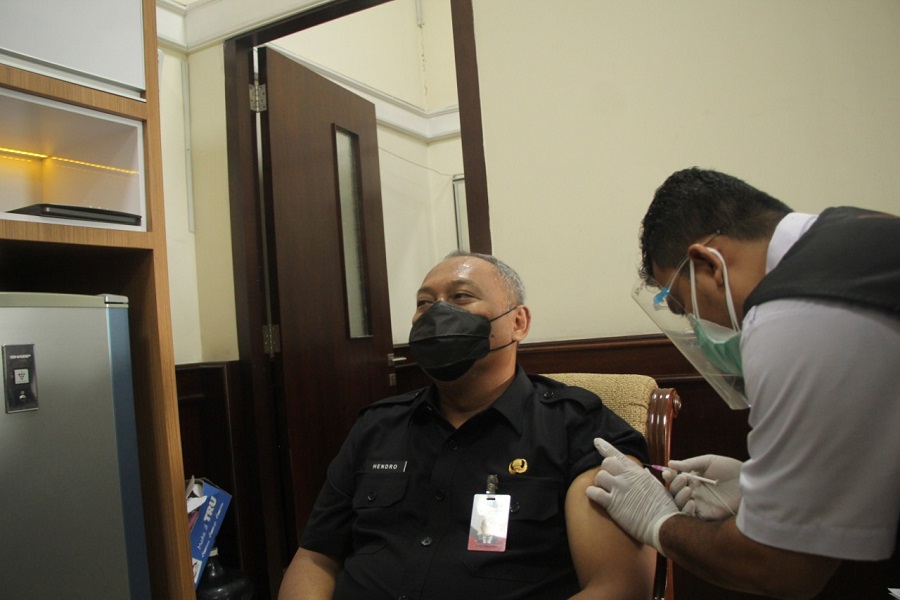 Terima Vaksinasi Tahap Dua, Plh Wali Kota Surabaya tak Rasakan Efek