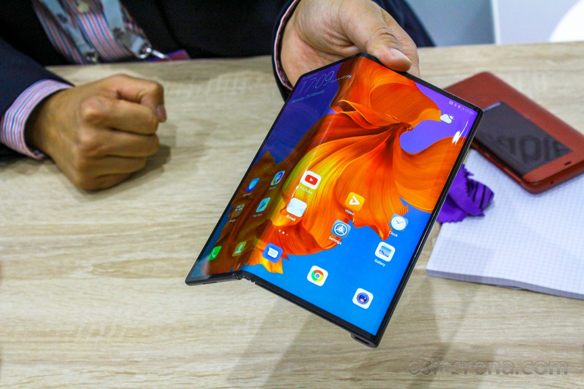 Huawei Luncurkan Ponsel Lipat Terbaru, Harganya Setara Motor Sport