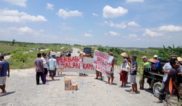 Warga Dusun Jambaran, Unras Kantor Pertamina EP Cepu (PEPC)