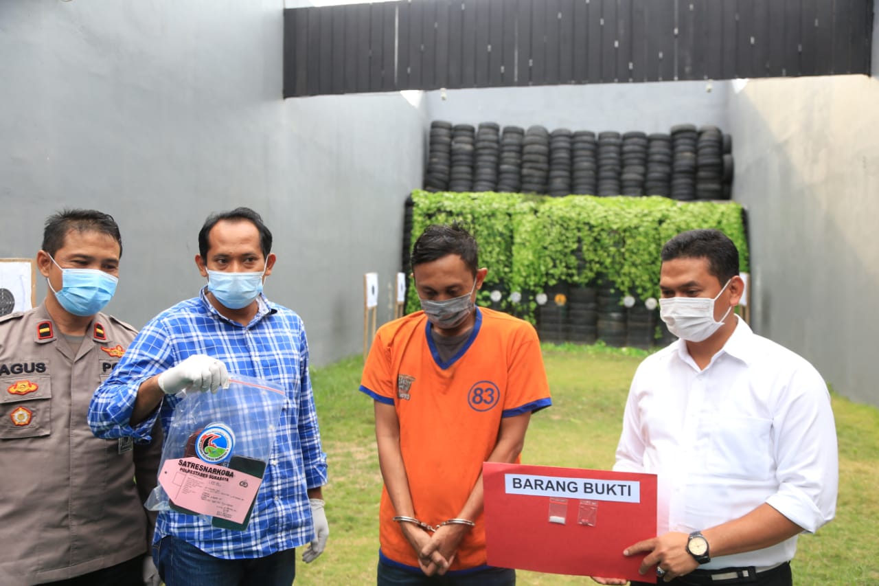 FOTO: Unit I Satresnarkoba Polrestabes Surabaya Amankan Pengedar Sabu