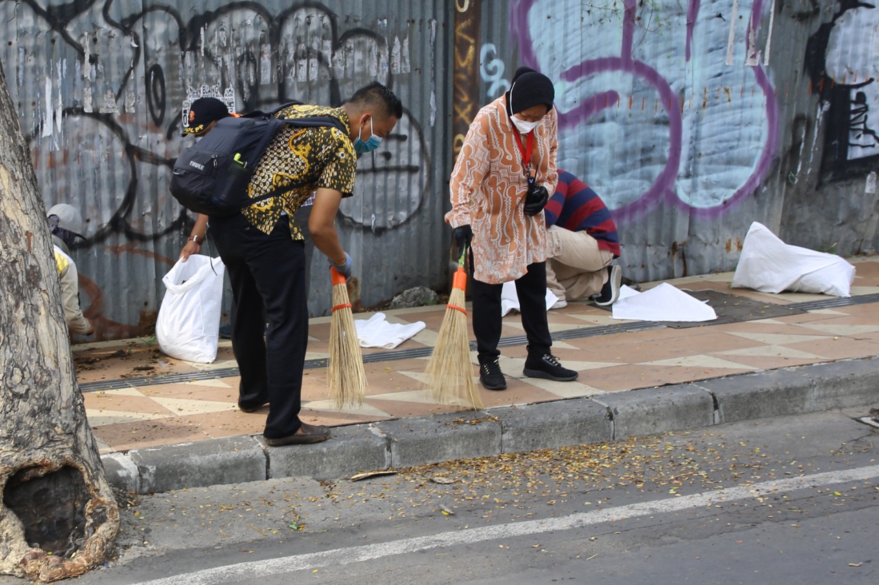 Antisipiasi Banjir, Risma Lakukan Pengecekan Saluran dan Kabel Fiber