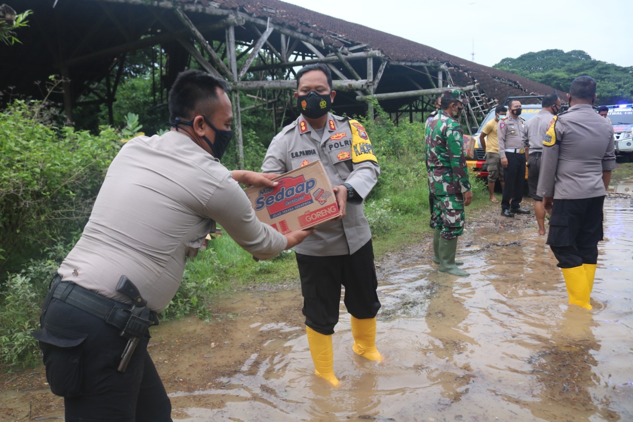 Kapolres Bojonegoro AKBP EG Pandai, Beri Sembako Korban Banjir