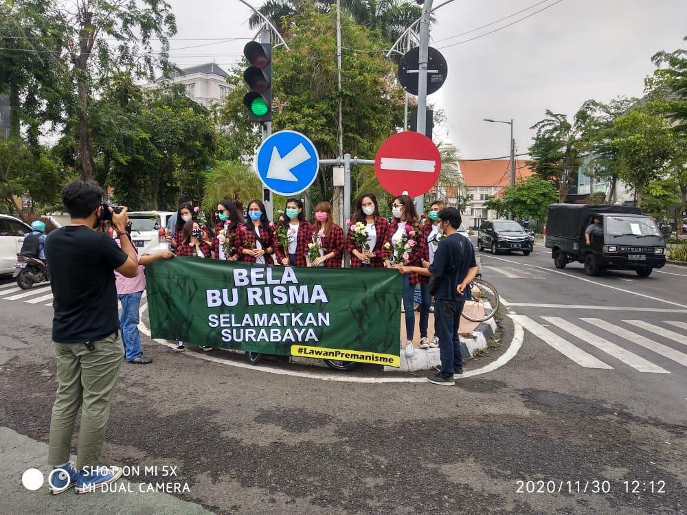 Amelia Bela Risma, Dengan Setangkai Bunga Mawar di Jalan Protokol Surabaya