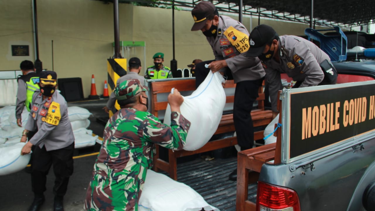 Polresta Mojokerto Distribusikan Beras Bagi Masyarakat Tidak Mampu