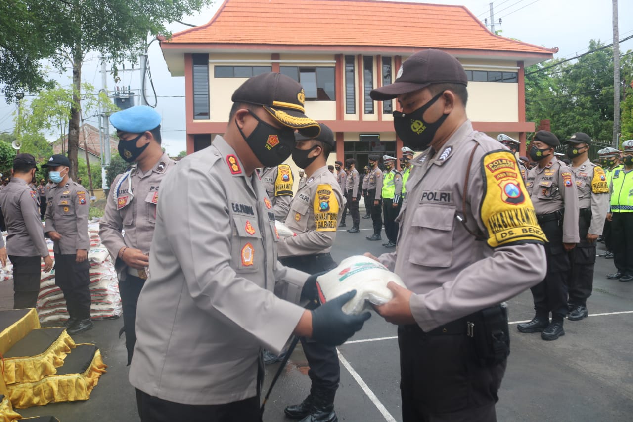 Polres Bojonegoro Salurkan Beras Kepada Warga Terdampak Covid-19