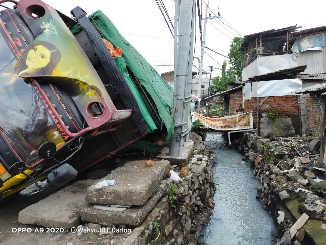 Keberatan Muatan, Truck Pengangkut Kelapa Terguling