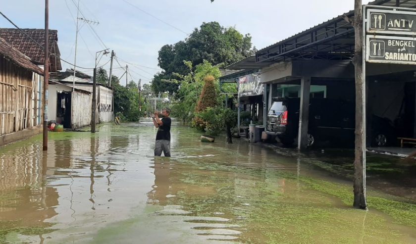 Gresik Selatan Banjir Lagi, Satu Keluarga Hanyut Terseret Arus