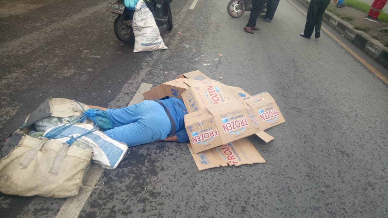 Terpleset, Tubuh Sugeng Dilindas Bus di Jalan Romokalisari Surabaya