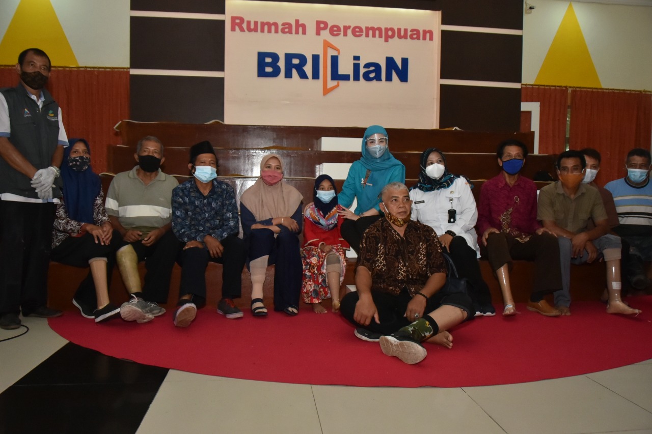 Puspa Trenggalek Beri Bantuan Kaki Palsu 15 Penyandang Disabilitas