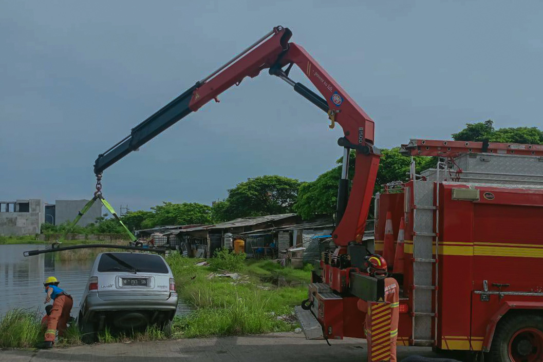 FOTO: Mengantuk, Mobil Grand Max Tabrak Tiang