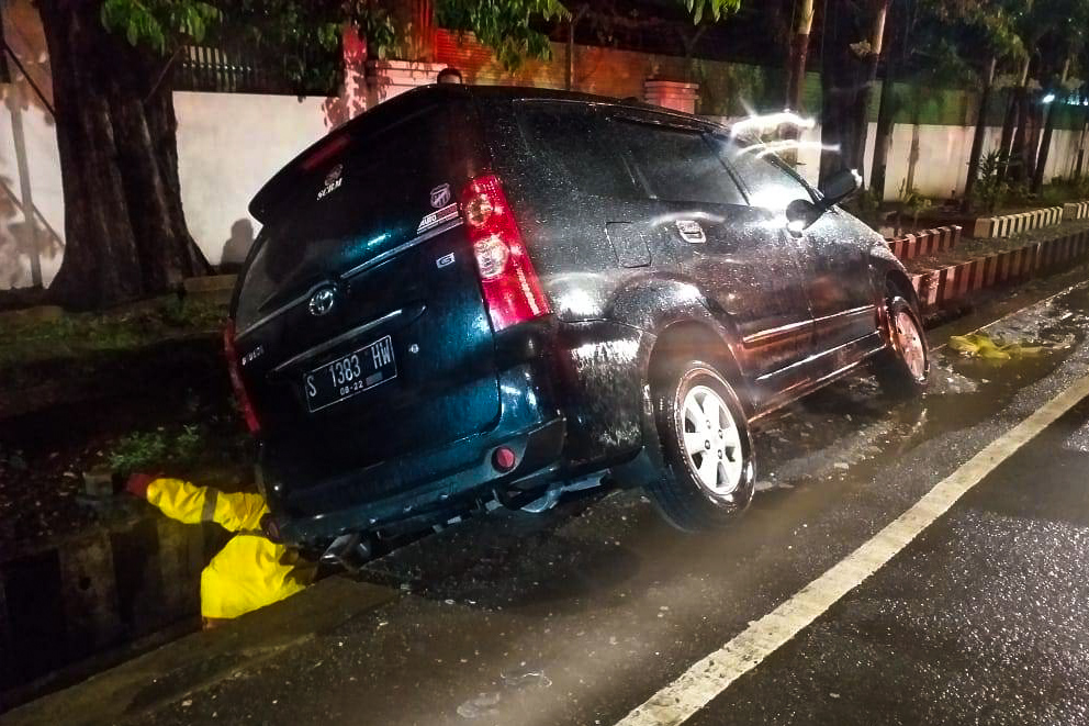 FOTO: Mobil Terperosok di Gorong-gorong