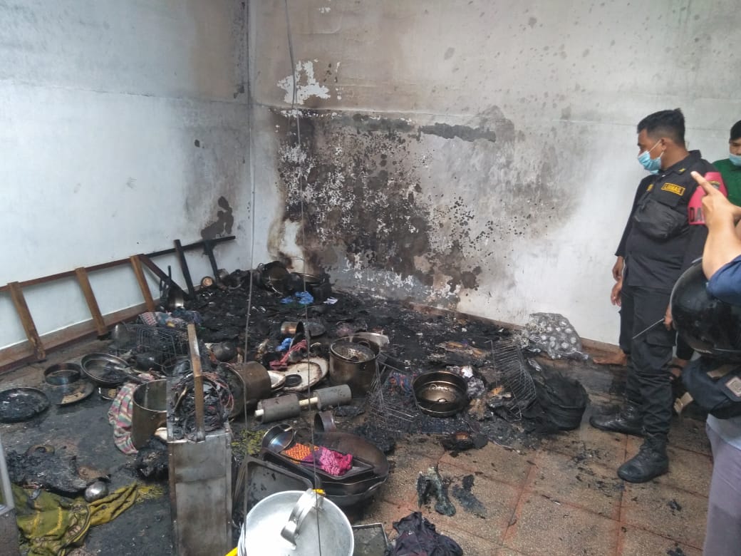 Konsleting Listrik, Gudang Peralatan Dapur Terbakar