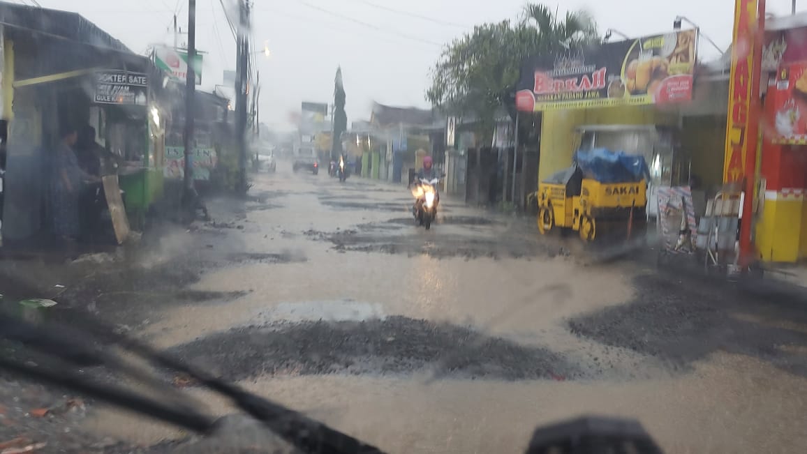 Pengurukan Jalan Kwangsan yang Rusak Berat Terhenti karena Hujan Lebat