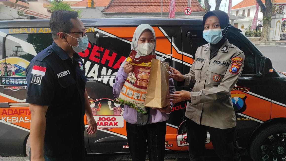 Dikira Terjaring Razia Prokes, Fitri malah Diberi Paket Sembako