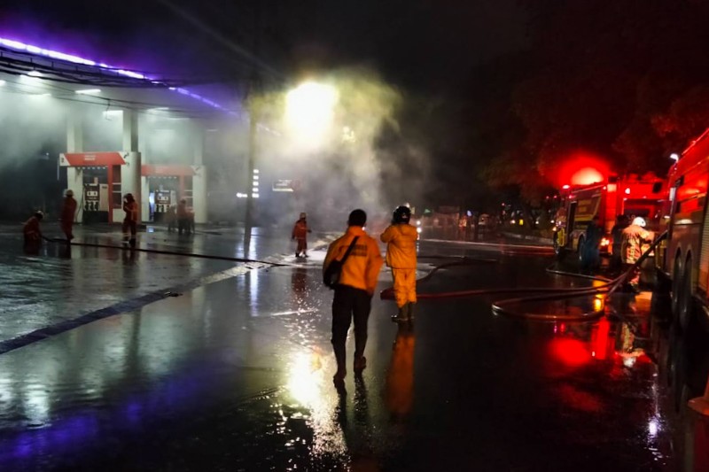 FOTO: Api Nyaris Melalap SPBU di Margomulyo Surabaya