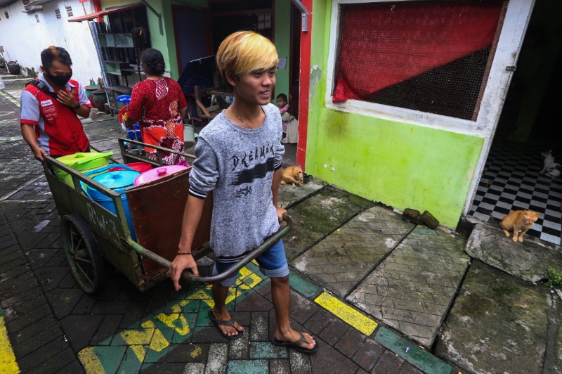 FOTO: Air PDAM di Surabaya Mati