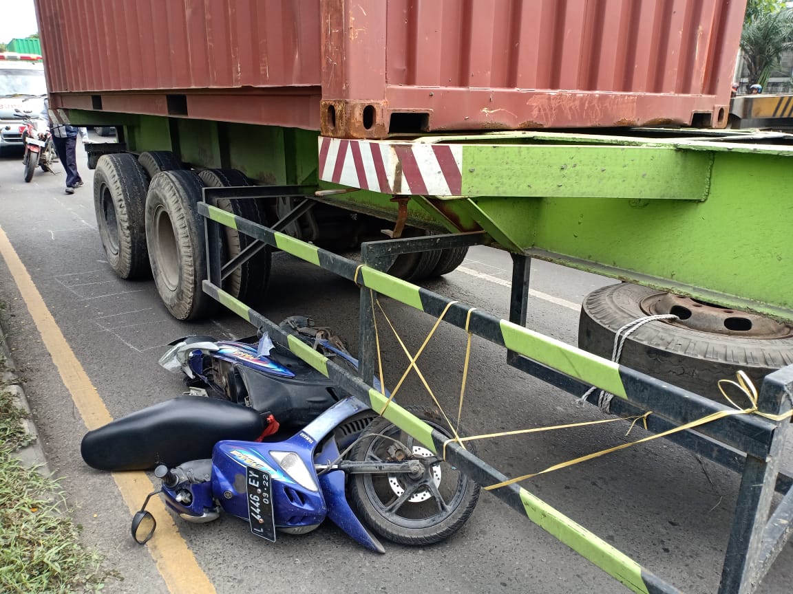 Surabaya Macet Imbas Tol Gempol, Seorang Biker Tewas Terlindas Trailer