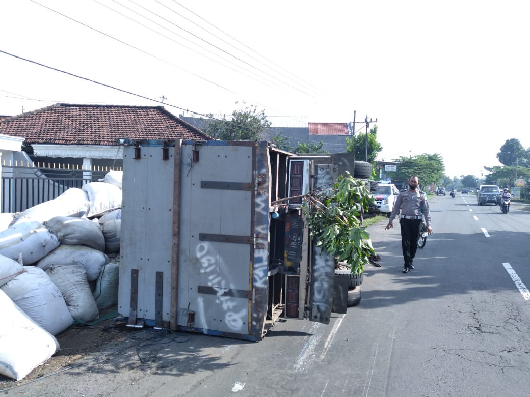 Lagi Asyik Parkir, Honda Jazz 'Dicium' Truk Ikan Asin