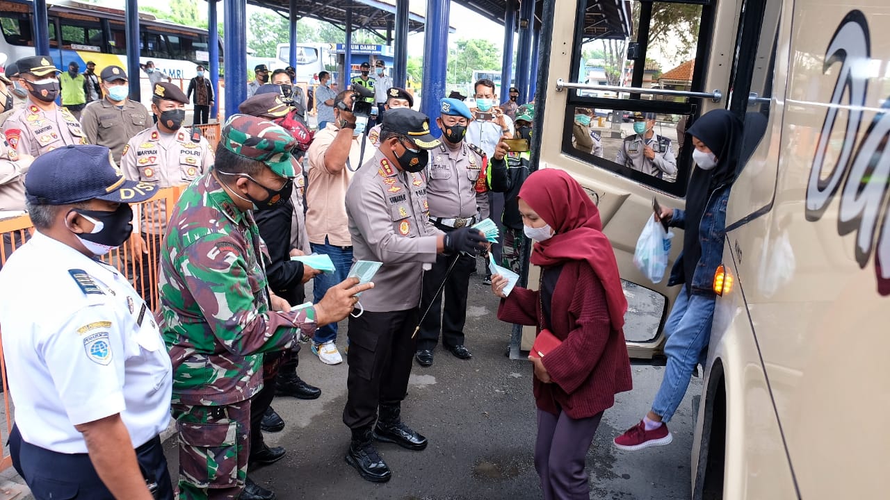 Mobilitas Tinggi, Kapolresta Sidoarjo Bagi-Bagi Masker di Terminal