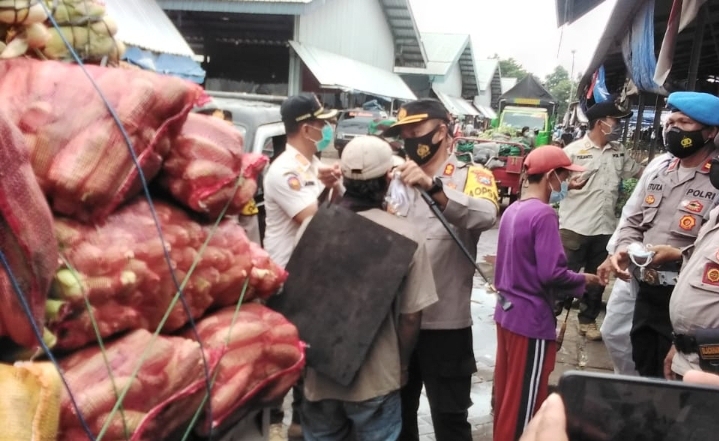 Kapolres Kediri Sidak Pasar Induk, Ribuan Masker pun Dibagikan