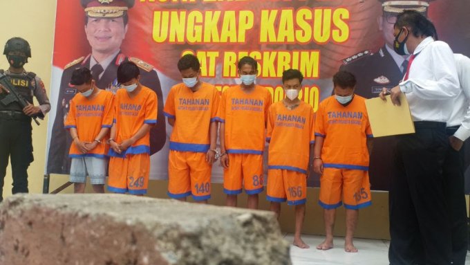 Tak Hanya Lempari Paving, Oknum Perguruan Silat juga Bacok Pengendara