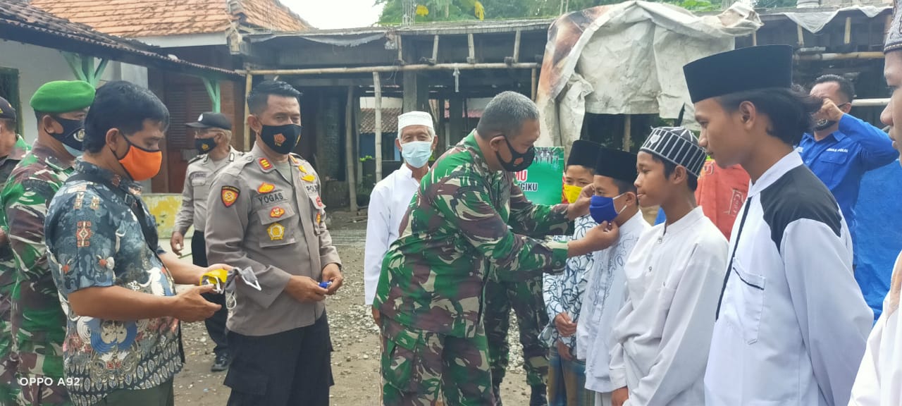 Koramil 0184/15 Mojowarno Salurkan Masker di Pondok Pesantren