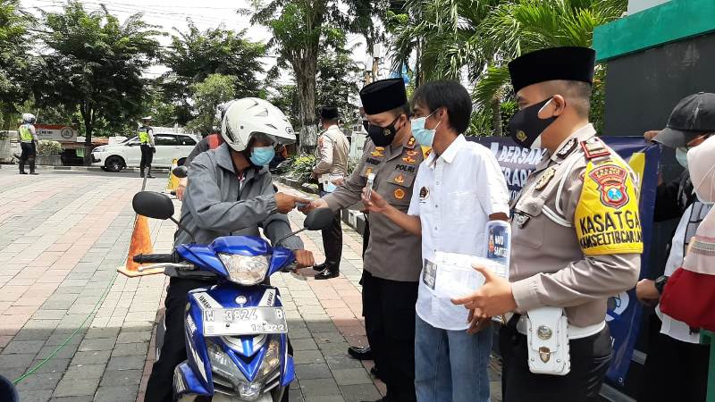 Peringati HPN, Polres Gresik Bersama PWI Gresik Bagikan Ratusan Masker