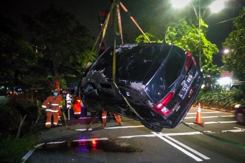 FOTO: Mobil Masuk Sungai di Surabaya