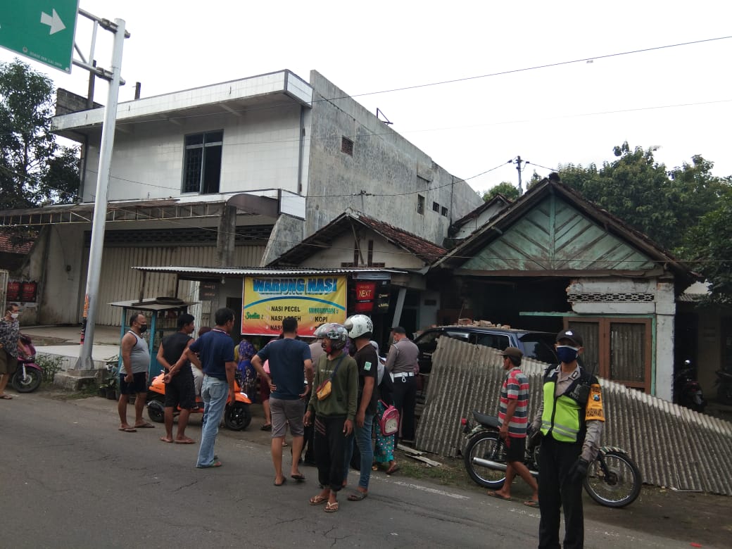 Hindari Tabrakan, Mobil yang Disopiri Cewek Ini Malah Tabrak Rumah