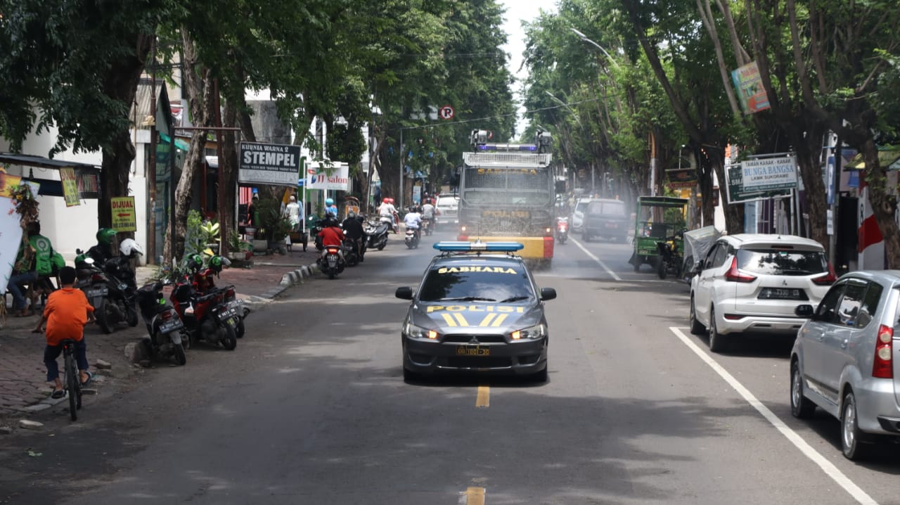 Cegah Covid-19, Polres Gresik Semprot Disinfektan di Tiga Jalan Utama