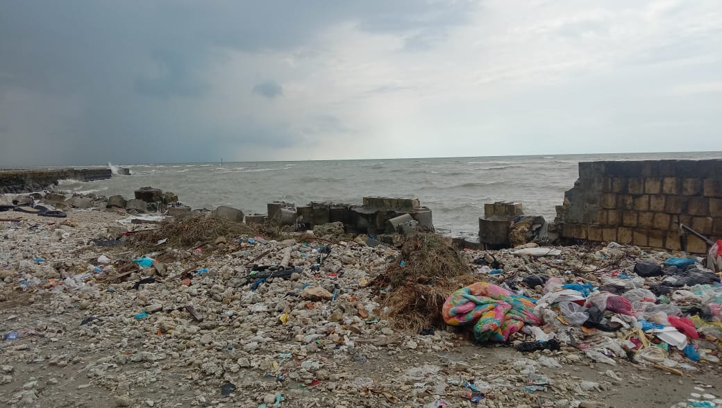 Banyak Tembok Pemecah Ombak Rusak, Warga Pesisir Lamongan Terancam