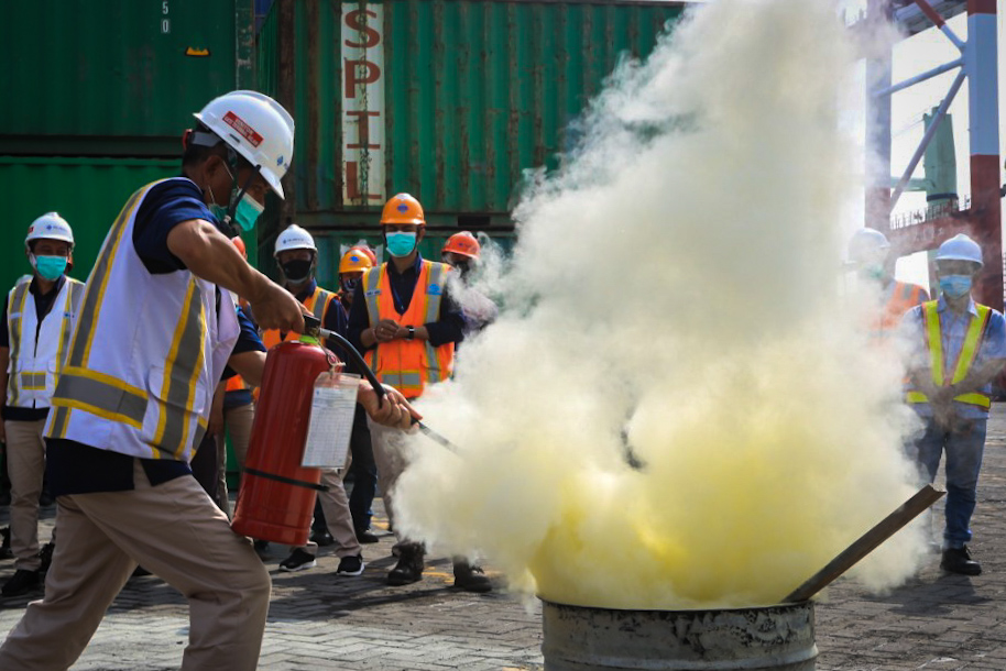 FOTO: Simulasi Penanganan Bahaya Kebakaran di Terminal Nilam Petikemas