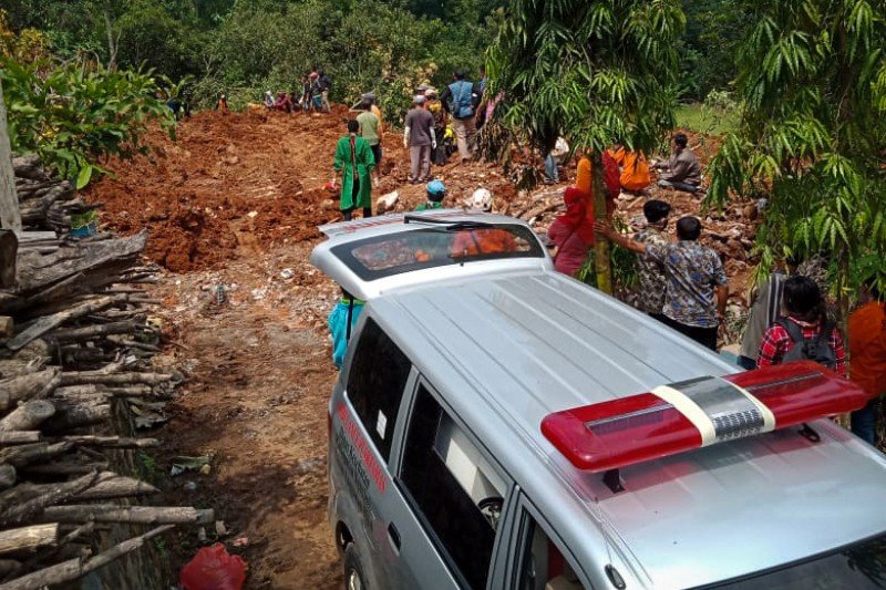 Ibu dan Anak Ditemukan Jadi Korban Meninggal akibat Longsor Nganjuk