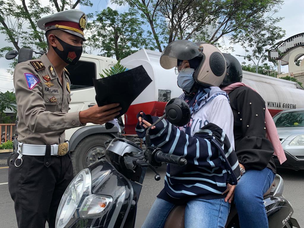 Momen Valentine, Polisi Sidoarjo Beri Buket Masker ke Pengguna Jalan