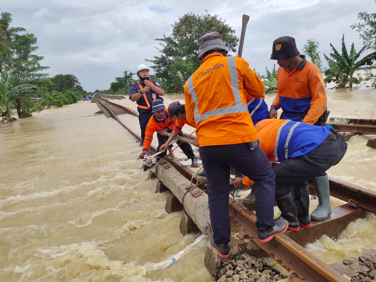 Dampak Banjir, Semua Keberangkatan KA Tujuan Jakarta Dibatalkan