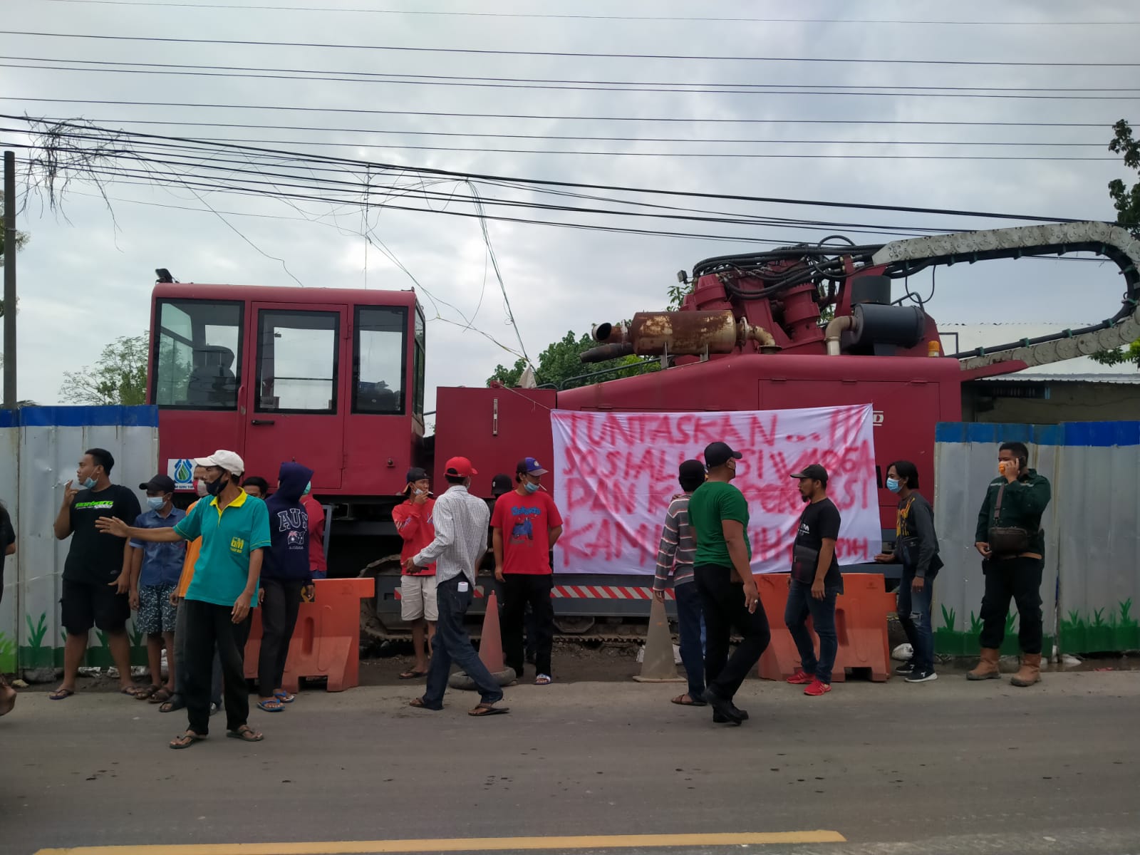 Khawatir Tanah Ambles, Penanaman Pipa PDAM Gresik Diprotes Warga