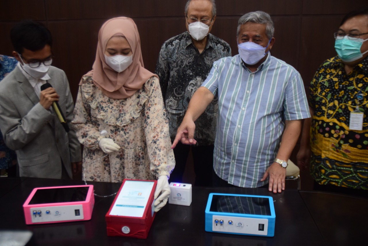 Alat Skrining Bau Ketiak ITS I-Nose C19 Diserahkan ke RSI Jemursari
