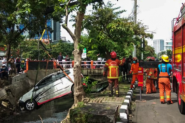 FOTO: Main Handphone, Mobil Terperosok ke Sungai