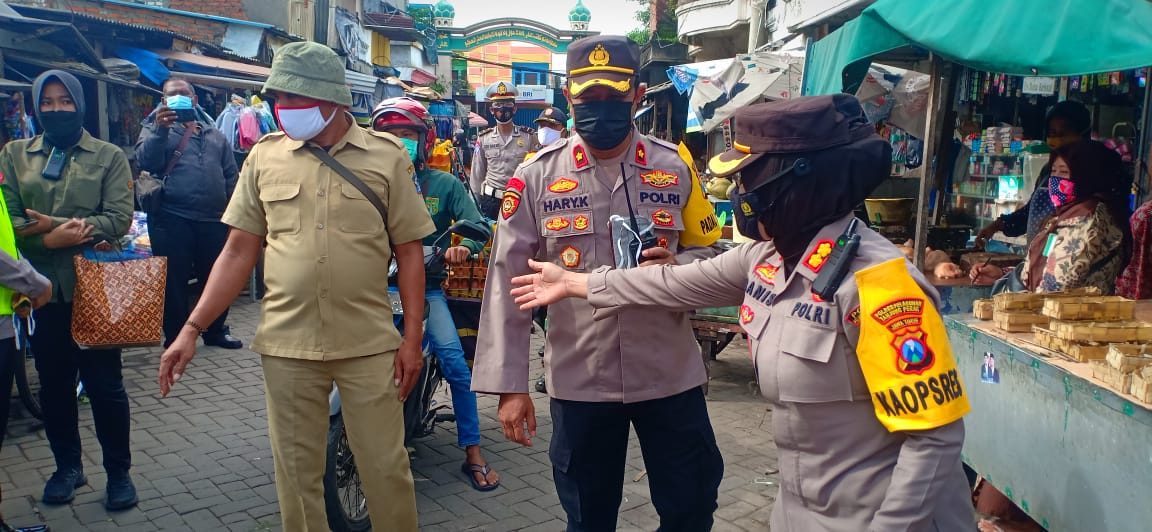 Blusukan ke Pasar, Kapolres Perak dan Kapolsek Asemrowo Bagikan Masker