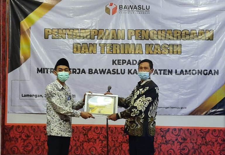 Pasca Pilkada Lamongan, Bawaslu Berikan Penghargaan kepada Mitra Kerja
