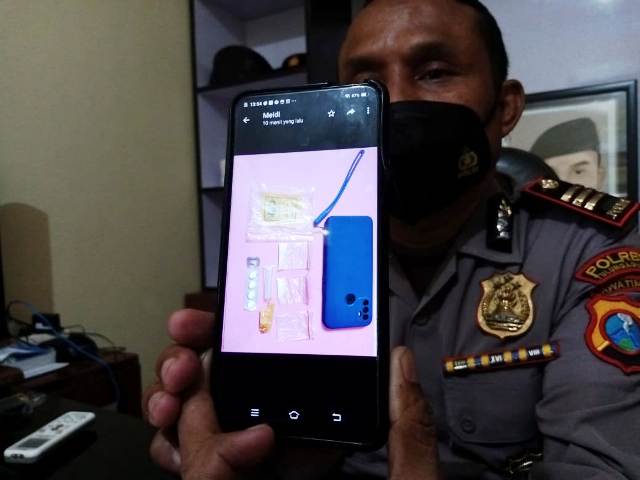 Pengedar Narkoba di Tulungagung Ini Sembunyikan Sabu di Bawah Paving