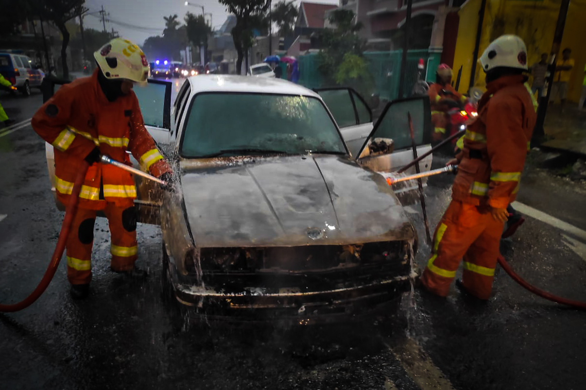 FOTO: Mobil Sedan BMW Terbakar