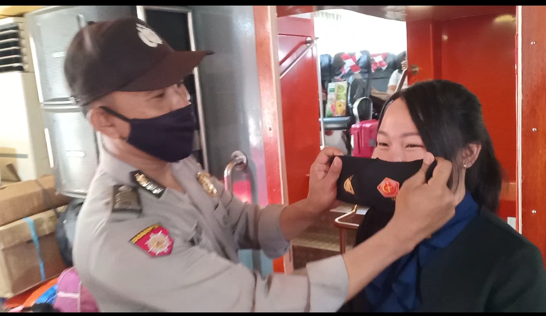 Pastikan Prokes, Polsek Pelabuhan Gresik Pantau Penumpang Kapal