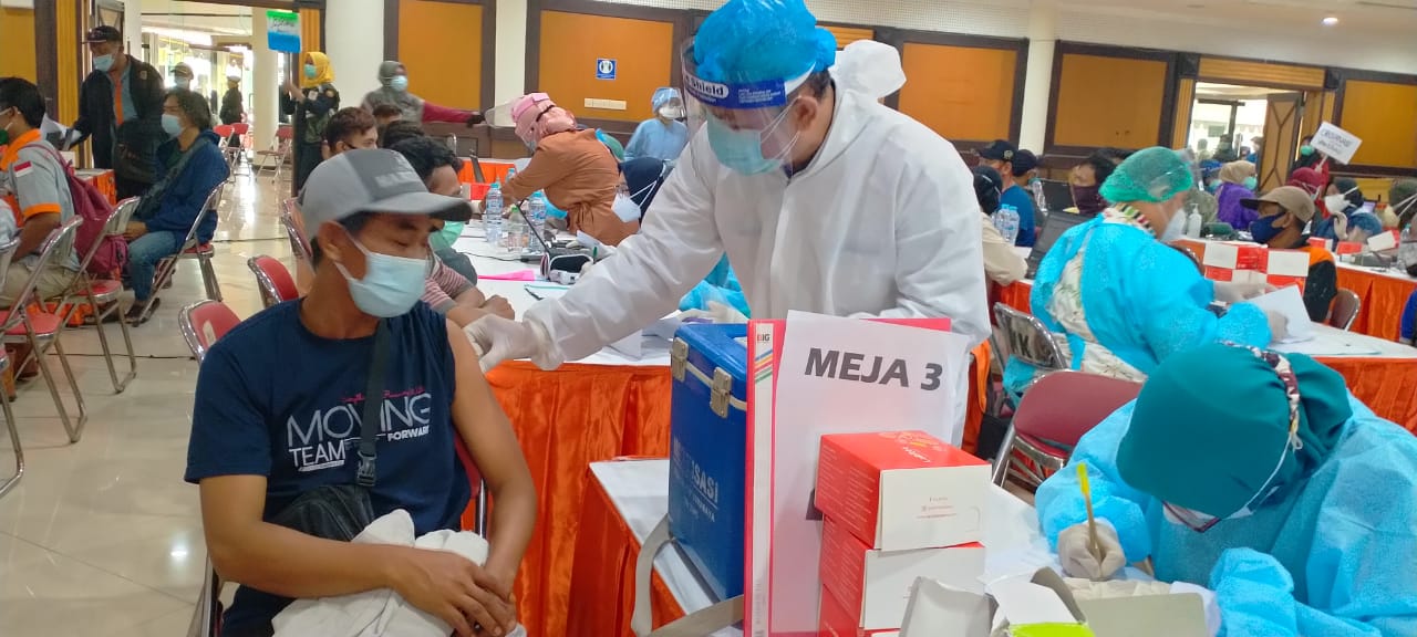 Ribuan Satgas DKRTH dan Cipta Karya Ikut Vaksinasi Massal di Surabaya