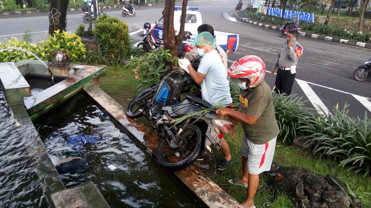 Kendarai Motor Kecebur Taman Kota, Biker Sidoarjo Tewas