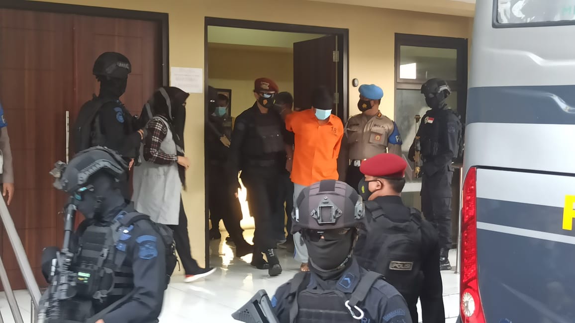 Mata Tertutup dan Kaki Dirantai, 22 Teroris Jatim Dipindah ke Jakarta
