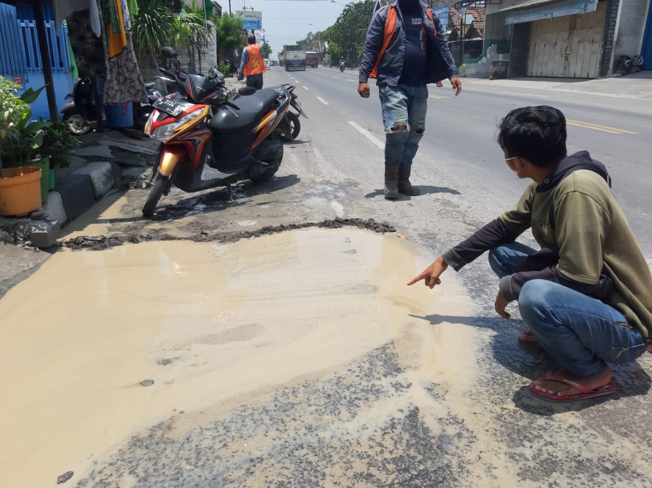 Luberan Air Bercampur Minyak di Manyar Gresik Diduga Limbah B3