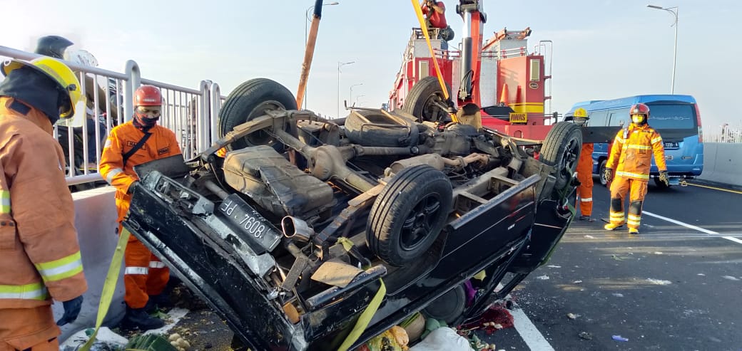 Mobil Angkut Buah Terguling di Suramadu, Istri Tewas, Suami Terluka